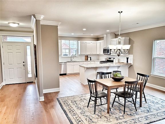 4th image of 3704 SW Mistletoe Ave