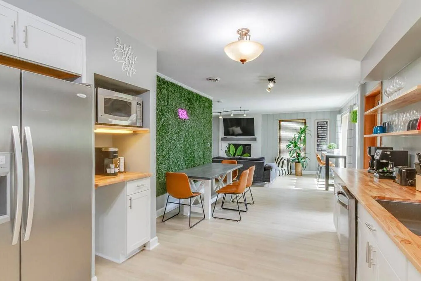 5 bed, 2572 sqft, $4,200 — Photo 3