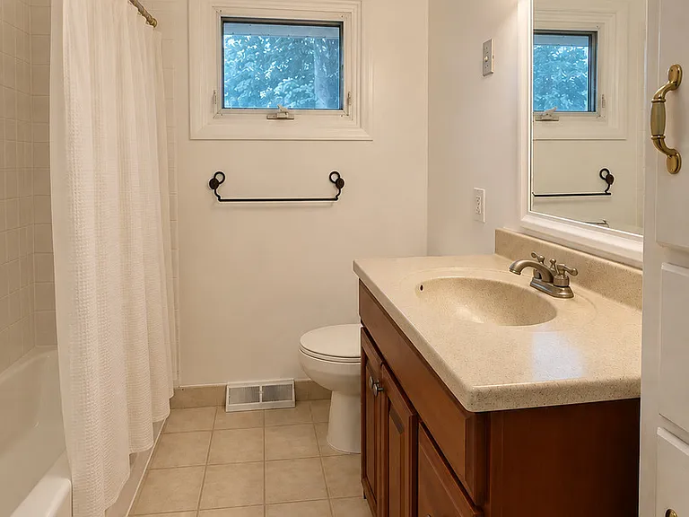 735 Maple St — Photo 8