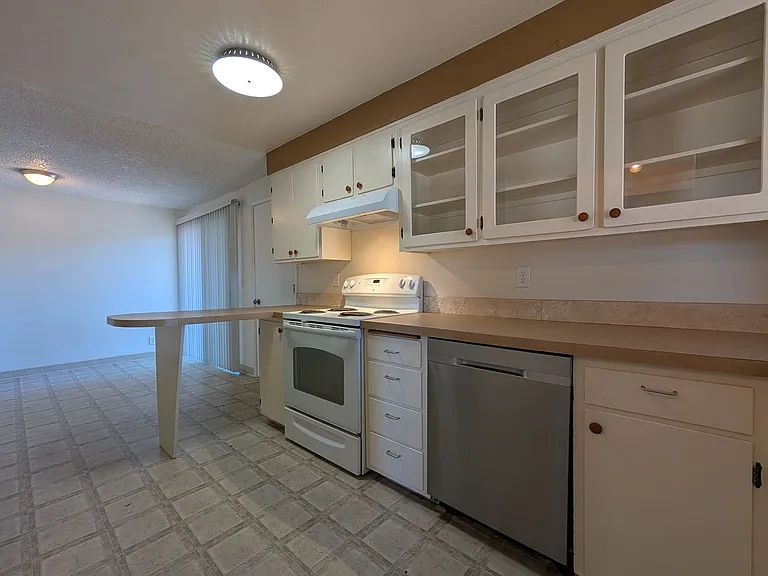 1320 Candlelight Dr — Photo 8