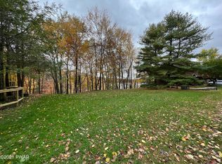 119 Marina Village Ln, Greentown, PA 18426