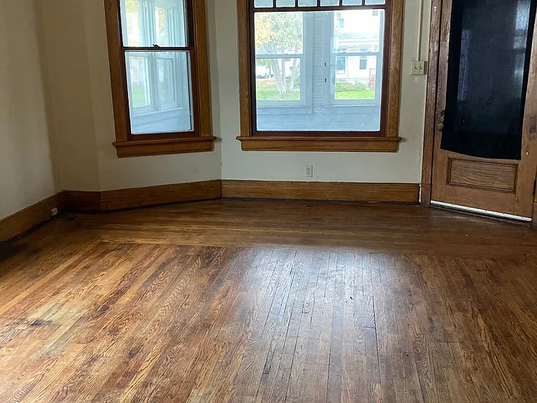 715 South — Photo 2