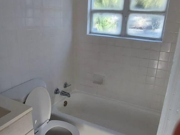 5th image of 303 W Alvarado St