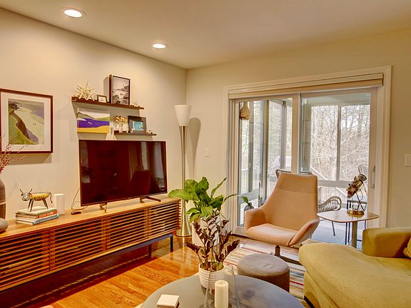 5th image of 32 Wildwood Drive #32