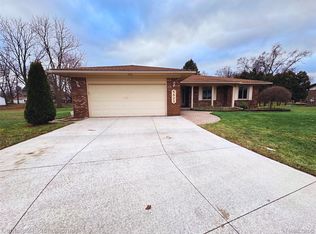 6820 Emerald Shores Dr, Troy, MI 48085