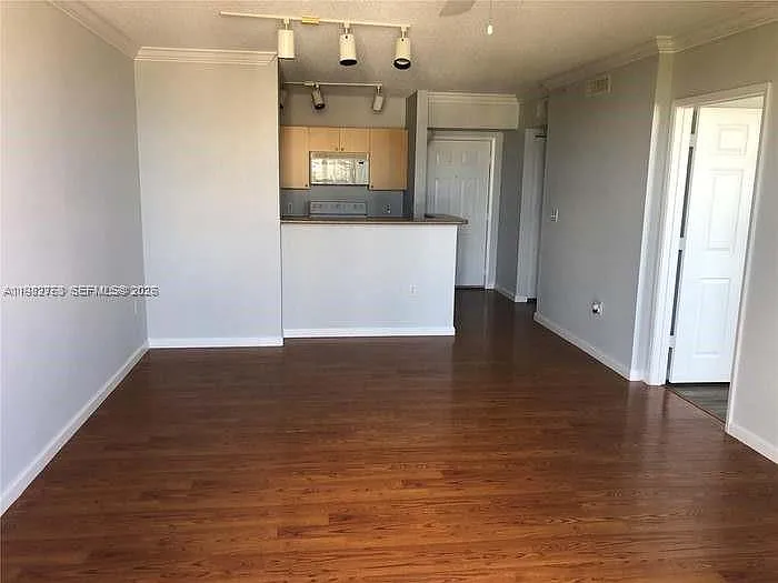1919 Van Buren St #619A — Photo 7
