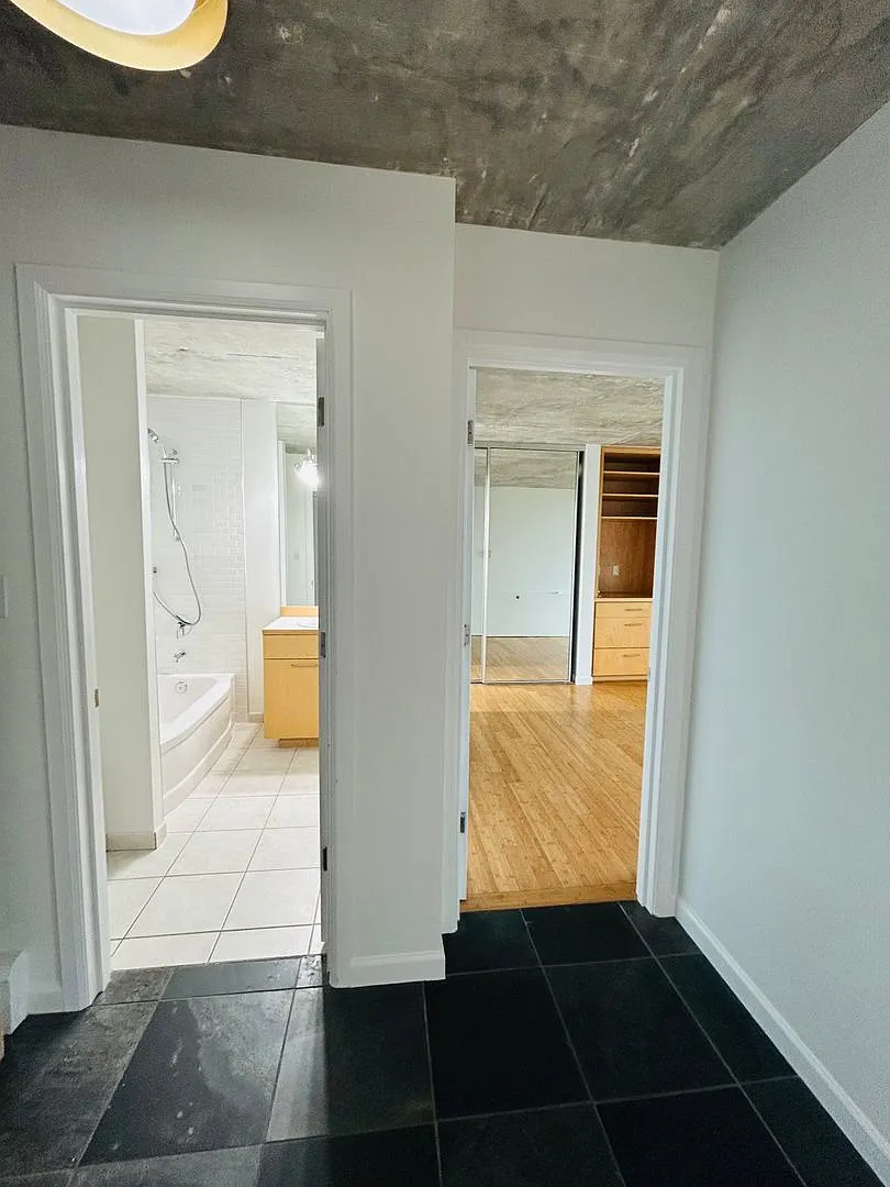 Large Open Plan 1 Bedroom with Stunning Views of Puget Sound — Photo 4