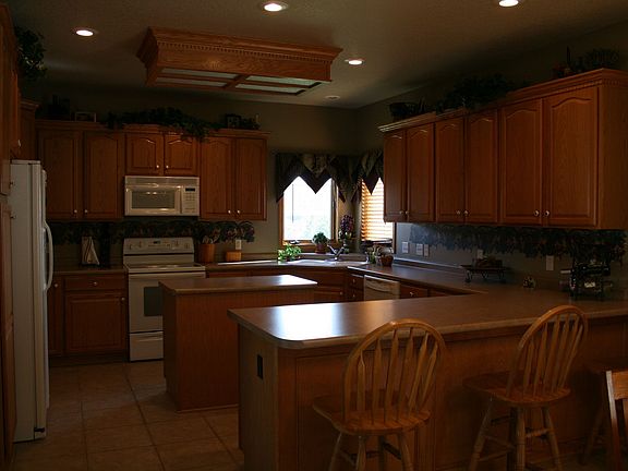 Eat-In Kitchen with Breakfast Bar