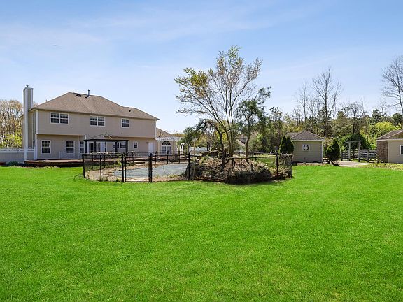 4th image of 12 Chateau Dr