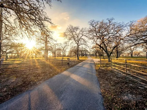 188 Oak Hill Rd, La Vernia, TX 78121