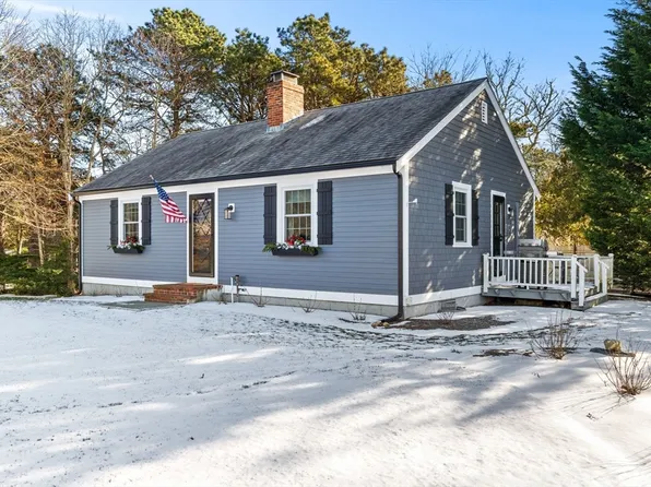 9 Mohegan Ln, Yarmouth Port, MA 02675
