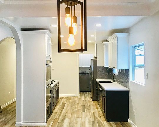 4th image of 304 W Hillcrest Blvd