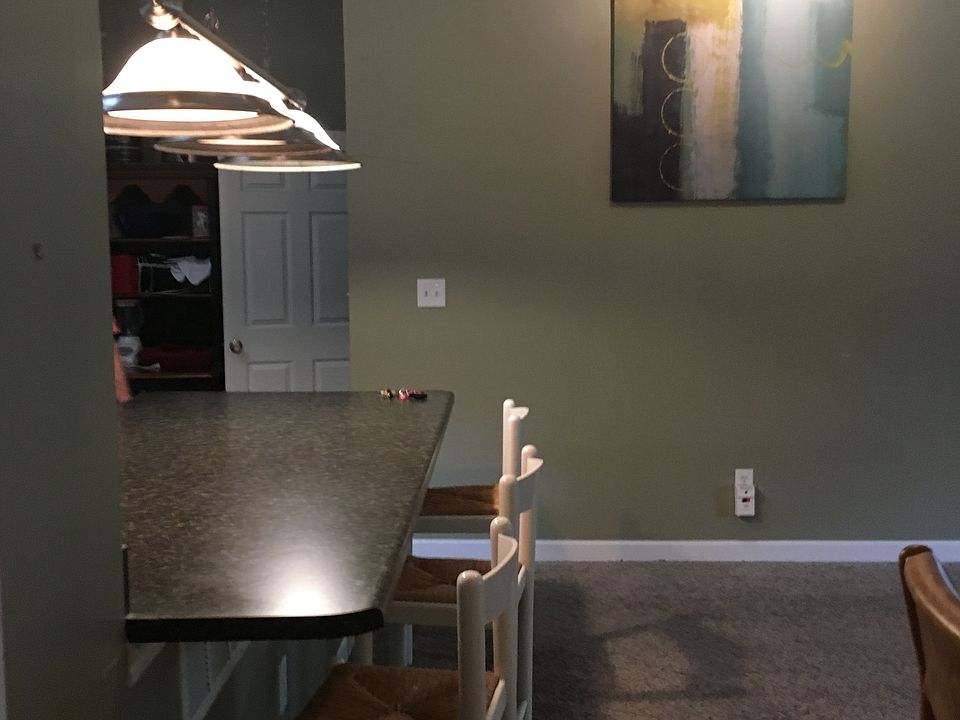 Counter bar in kitchen with stools