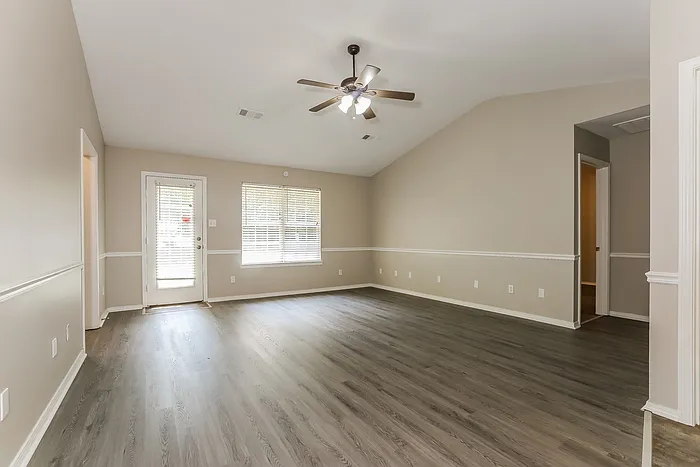 3 bed, 2.0 bath, 1300 sqft, $1,625 — Photo 3