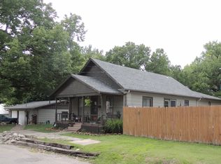821 1st St, Clay Center, KS 67432