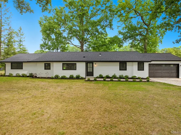 5190 Westcombe Ln, West Bloomfield, MI 48324
