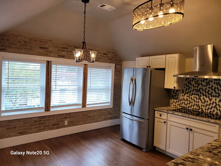 601 W 37th St #B — Photo 11
