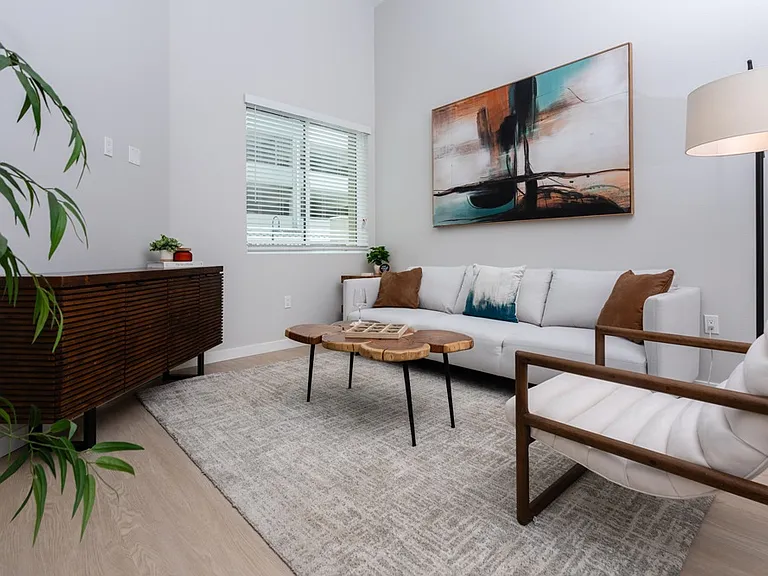 Downtown Ontario Luxury Apartments — Photo 43