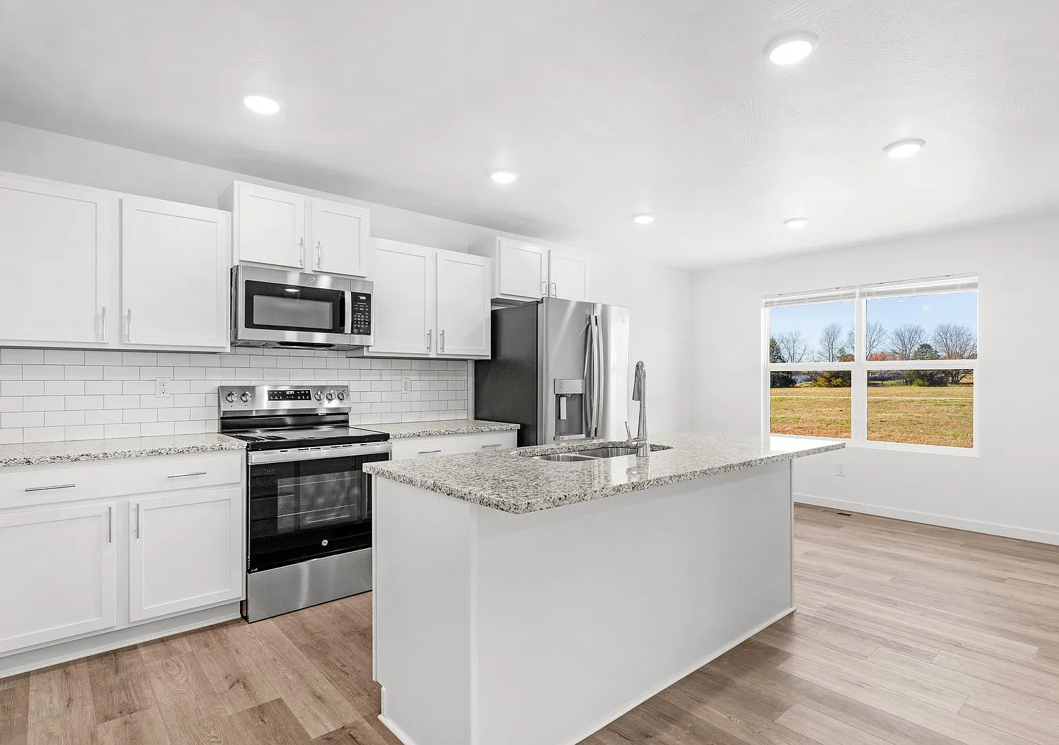 Nearly NEW home in Willard! — Photo 2
