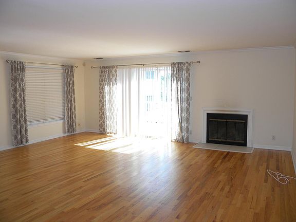 Living Rm w/Fireplace