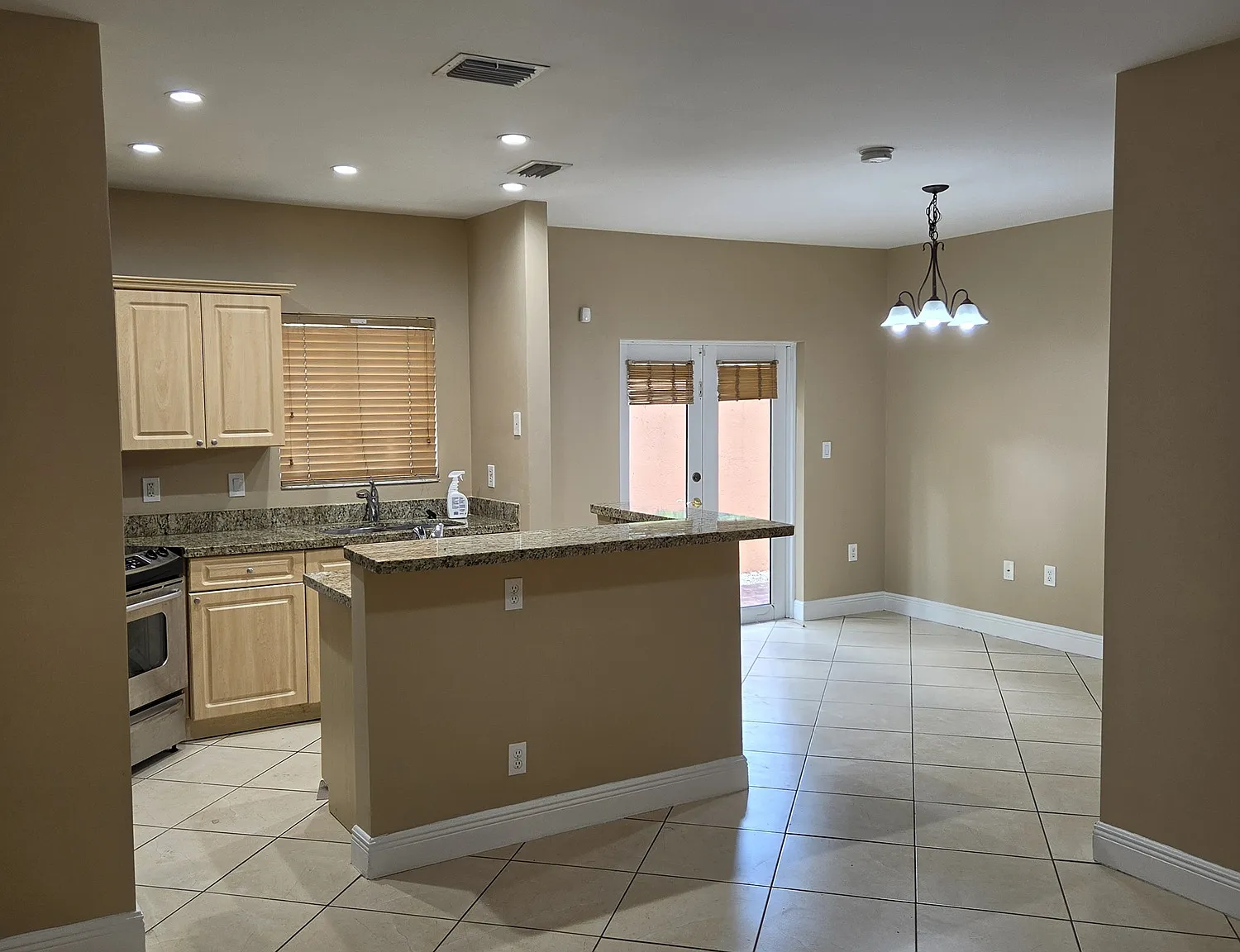 3 bed, 2.5 bath, 1735 sqft, $3,400 — Photo 3