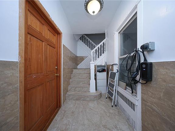 3rd image of 160 Bay 28th St
