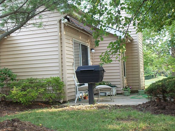 Patio w/BBQ and Retractable Awning