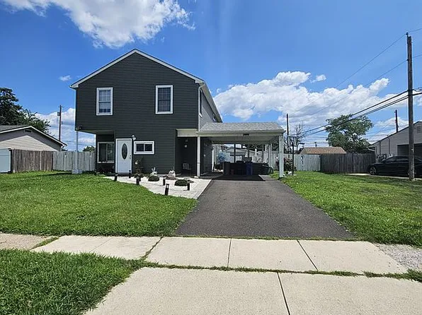12 Crescent Ln, Levittown, PA 19055