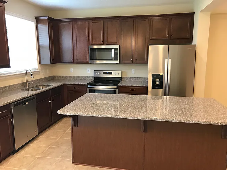 583 Richmond Dr — Photo 6