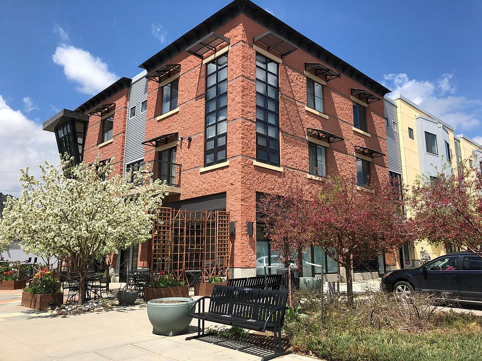 2 story corner unit loft in mixed use development. Lovely courtyard with fruit trees and flower boxes. Lots of light, upscale community. Great restaurants, cafes, coffee shops, etc.