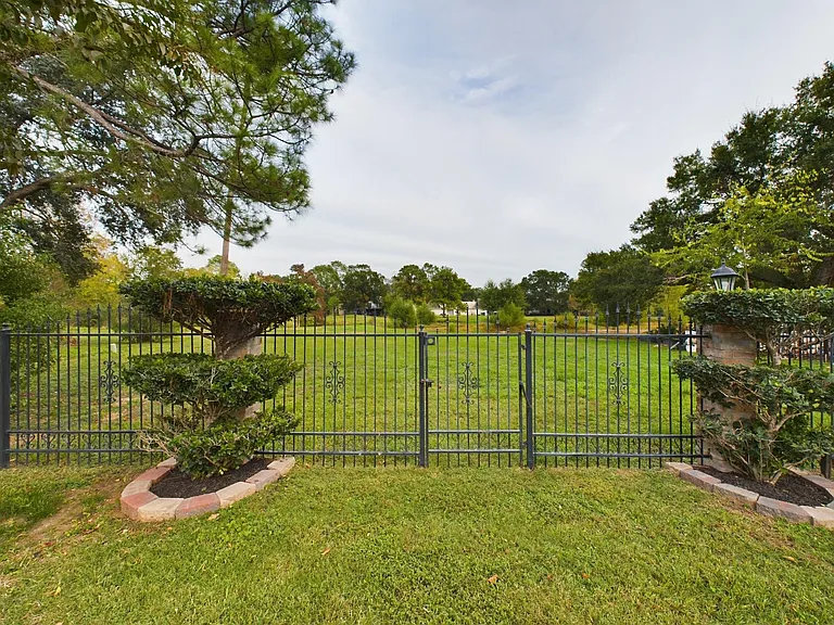 7702 Antoine Dr — Photo 45