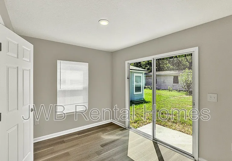 1760 Rutledge Ave — Photo 5
