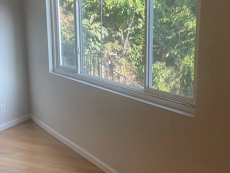 2542 N Beachwood Dr #6 — Photo 28