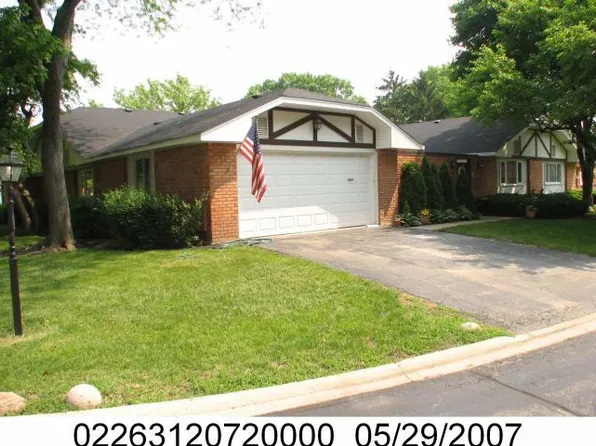 8 Oxford St #8, Rolling Meadows, IL 60008