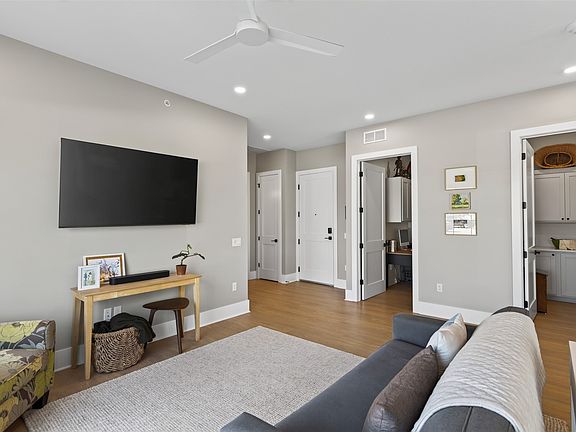 4th image of 1645 SW Magazine Rd #102