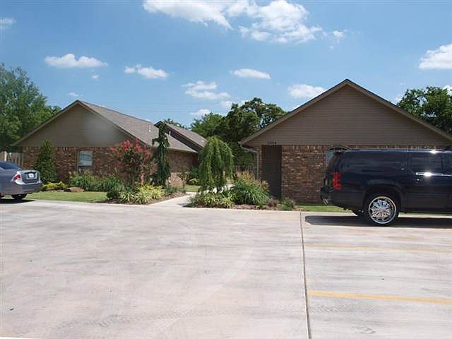 1st image of 1202 & 1204 SW D Ave