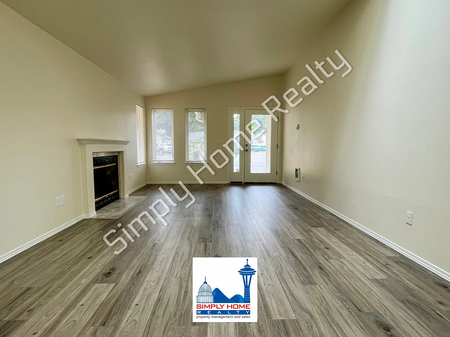 Luxury Rental With Spacious Backyard — Photo 3
