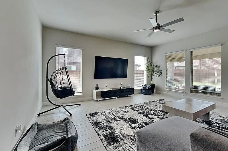 4 bed, 2.5 bath, 2520 sqft, $3,400 — Photo 3