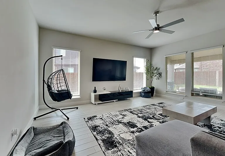 335 Chapel Hill Dr — Photo 3