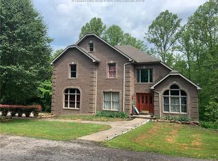 27 Edgewood Dr, Hurricane, WV 25526