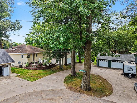 4th image of 111 Maple Ave