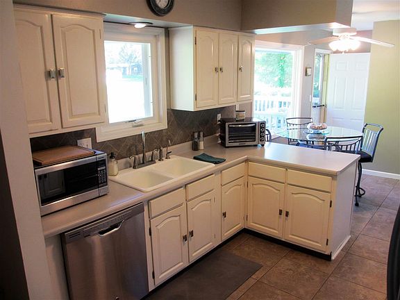 4th image of 8160 Cloverdale Ln