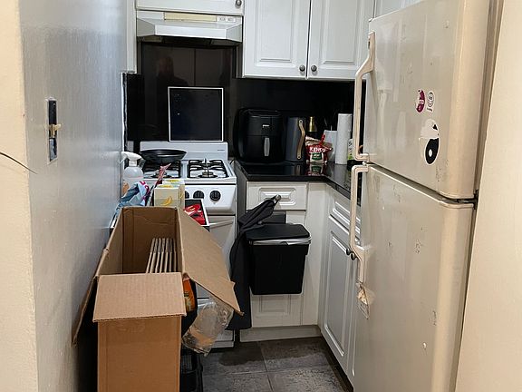 3rd image of 27 E 13th St APT 6G