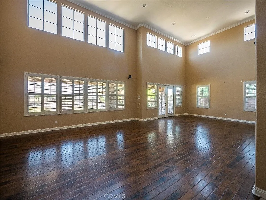 5 bed, 5.5 bath, 5409 sqft, $7,900 — Photo 4