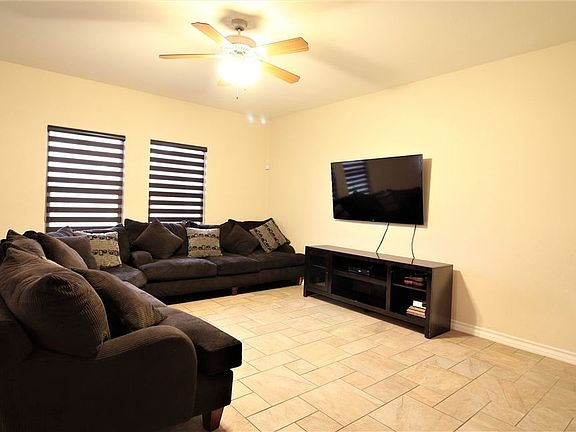 3rd image of 312 Silver Leaf Oak Dr