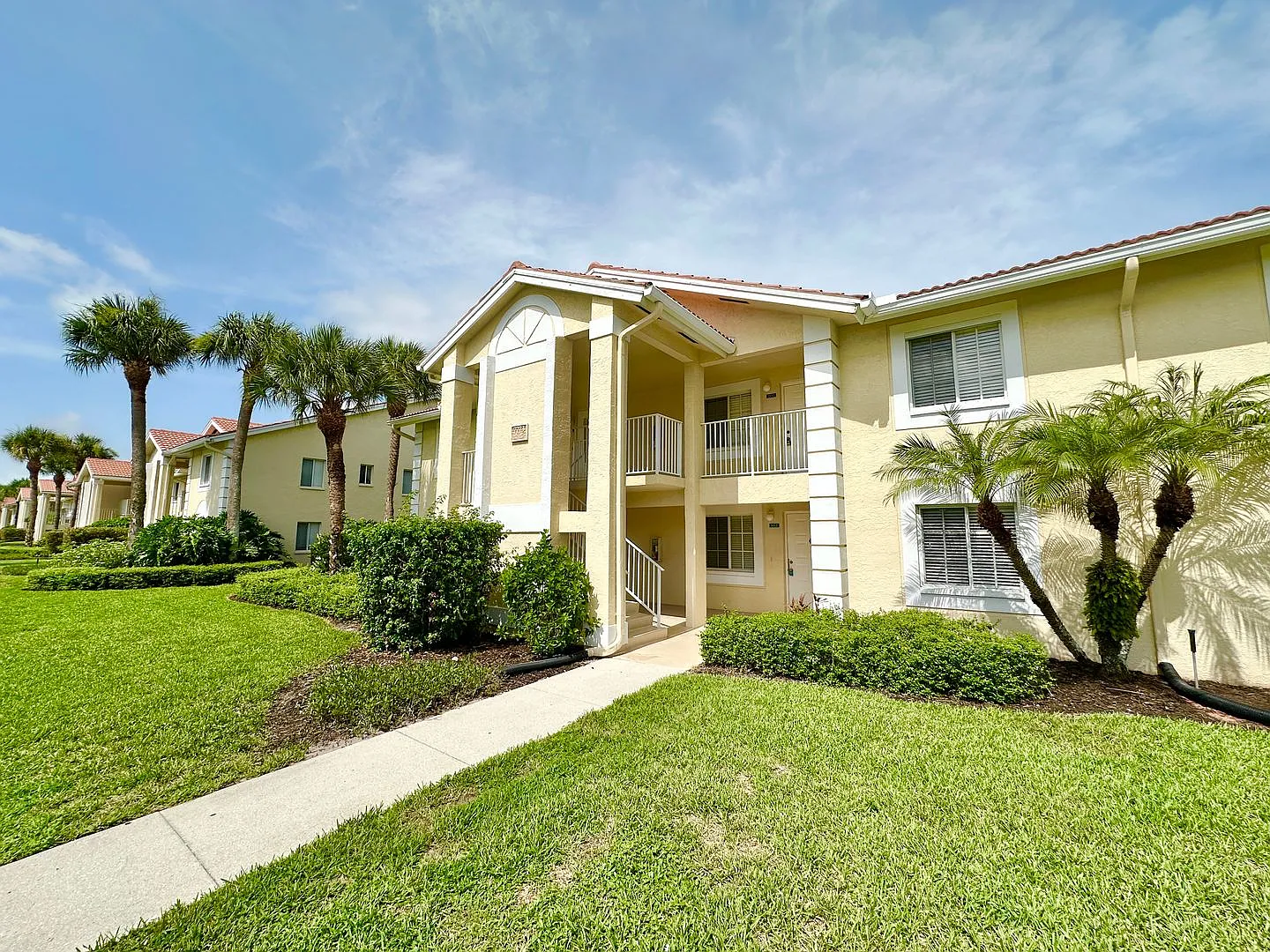 ** Villages At Emerald Lakes ** 2 Bed / 2 Bath Condo - First Floor - Great Location! - Annual Rental — Photo 1