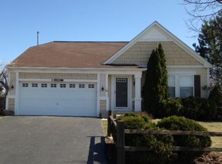 2 Raxburg Ct, Lake In The Hills, IL 60156