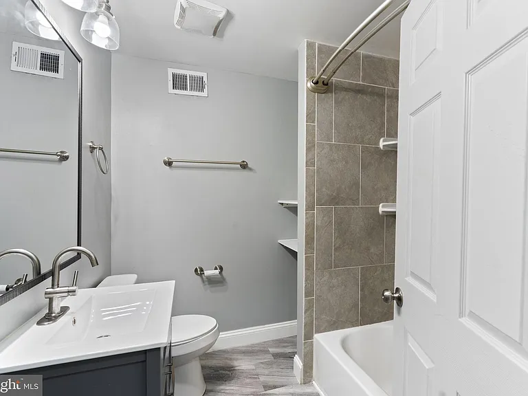 823 Newington Ave #1 — Photo 12