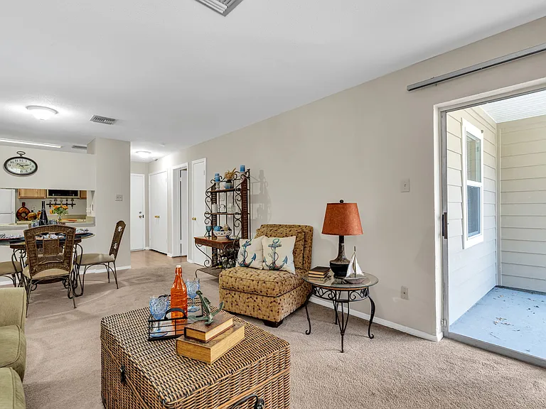 Sunlake Apartments — Photo 28