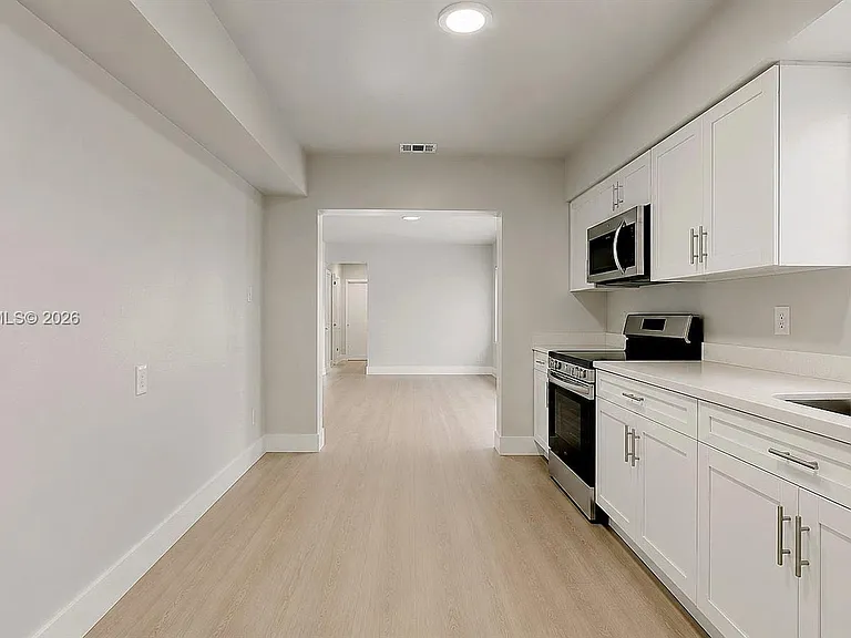 101 W 11th St #8 — Photo 22